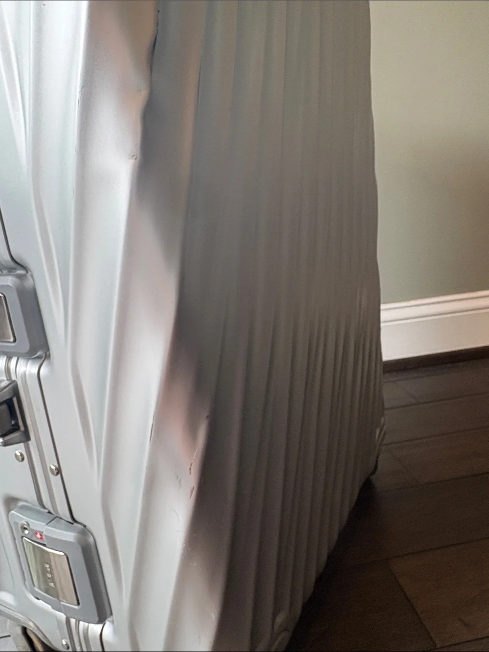 Tumi Silver Hard-Shell Spinner Luggage 25” Short Trip Packing Case Suitcase